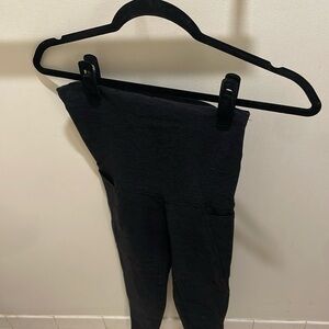 Beyond yoga - beyond the bump leggings with pockets. Very gently loved!